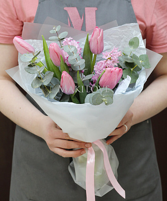 Букет с тюльпанами «Весенние ласточки»