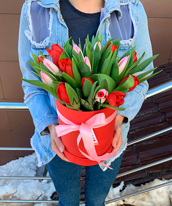 Букет тюльпанов «Голландия» в шляпной коробке