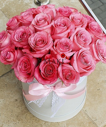 Букет роз в шляпной коробке «Розовые мечты»
