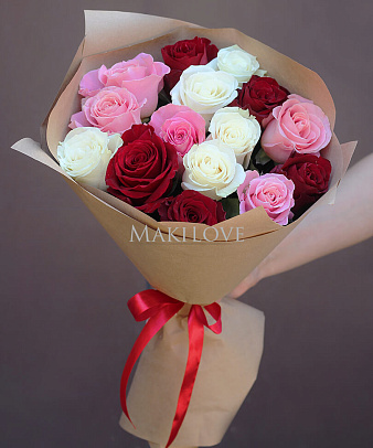 Букет из 15 разноцветных роз в упаковке