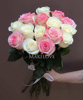 Букет из 15 бело-розовых роз