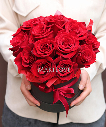 Букет роз в шляпной коробке «Чили»