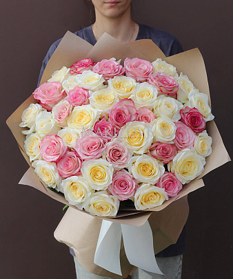 Букет из 45 разноцветных роз в упаковке