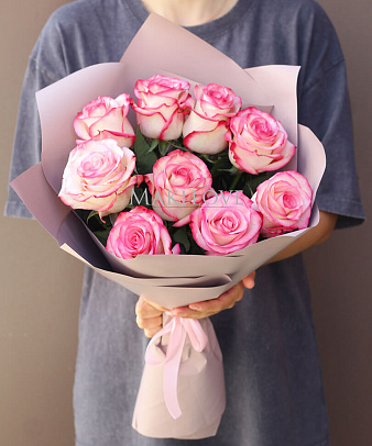 Букет из 9 розовых роз в крафт бумаге
