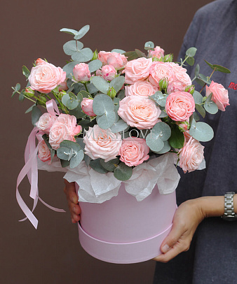 Букет кустовых роз в коробке