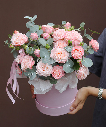 Букет кустовых роз в коробке