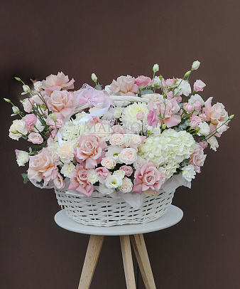 Большая корзина нежных цветов