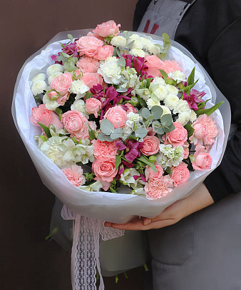 Круглый букет с кустовыми розами