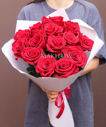 Букет из 15 красных роз в крафт бумаге
