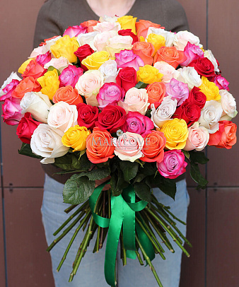 Букет из 75 разноцветных роз
