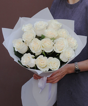 Букет из 15 белоснежных роз в крафт бумаге