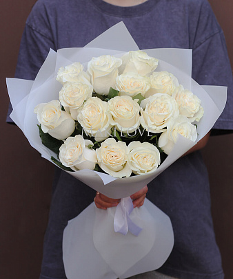 Букет из 15 белоснежных роз в крафт бумаге