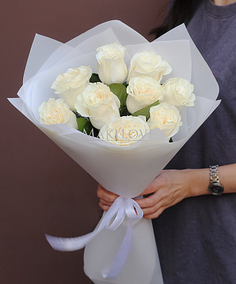 Букет из 9 белых роз в крафт бумаге