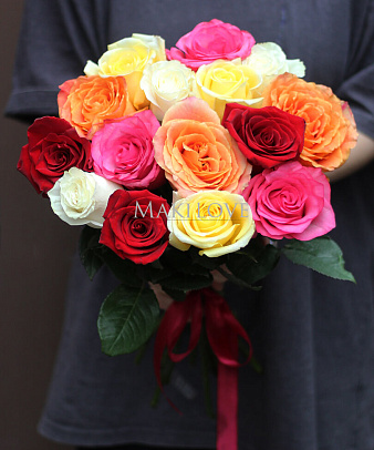 Букет из 15 разноцветных роз