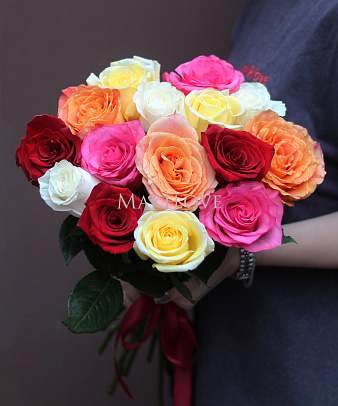 Букет из 15 разноцветных роз