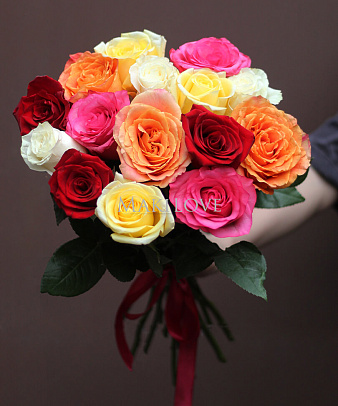 Букет из 15 разноцветных роз