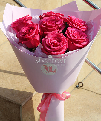 Букет из 7 розовых роз в фетре