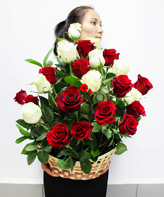 Корзина 25 роз «Поэзия чувств»