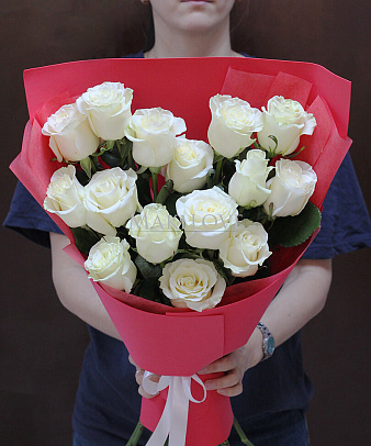 Сердце из 15 белых роз