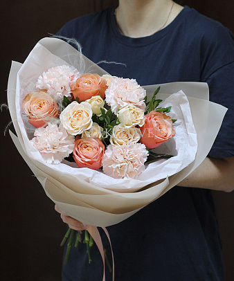 Букет из одноголовых и кустовых роз "Айвори"