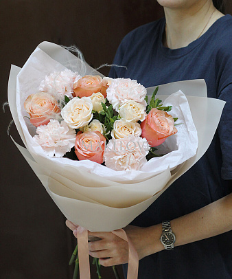 Букет из одноголовых и кустовых роз "Айвори"