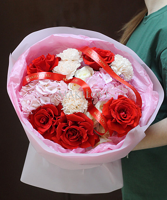 Яркий букет с гортензией и розами