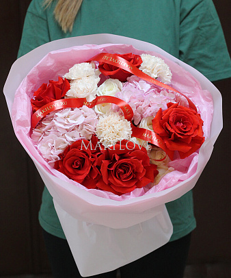 Яркий букет с гортензией и розами