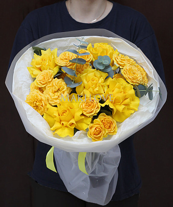 Букет из желтых кустовых и одноголовых роз