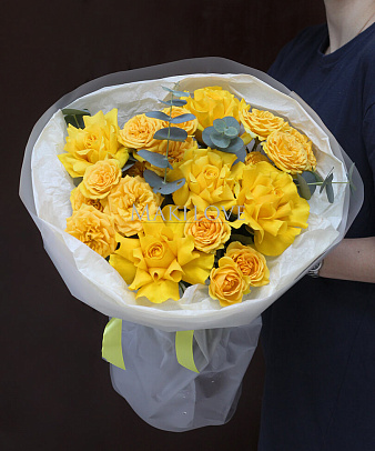 Букет из желтых кустовых и одноголовых роз