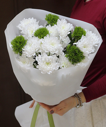 Необычный букет с хризантемами "Лесной житель"