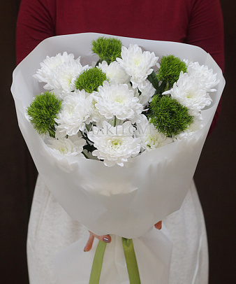 Необычный букет с хризантемами "Лесной житель"