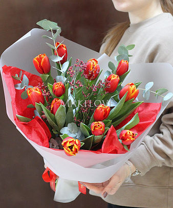 Букет с тюльпанами "Огненный"