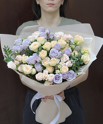 Букет из 15 двухцветных кустовых роз