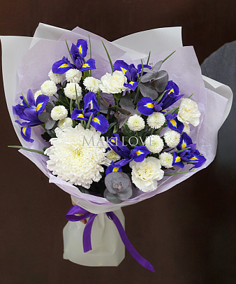 Букет с ирисами и хризантемой