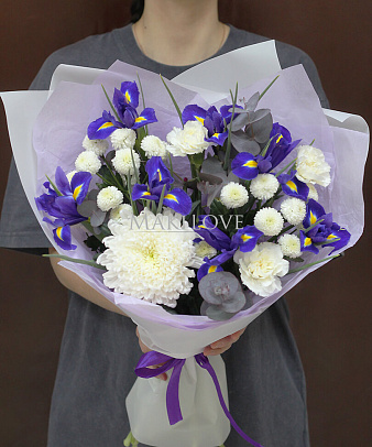 Букет с ирисами и хризантемой