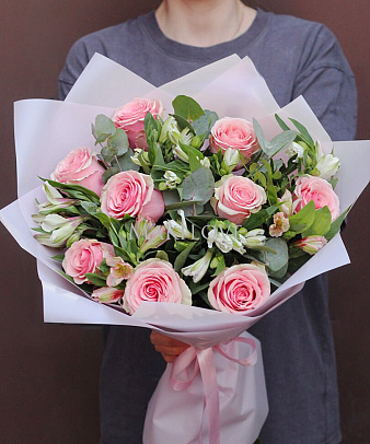 Букет из розовых роз и белых альстромерий