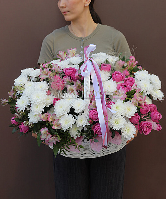 Корзина с пионовидными розами "Палитра счастья"