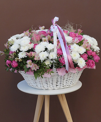 Корзина с пионовидными розами "Палитра счастья"