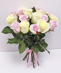 Букет из 15 бело-розовых роз