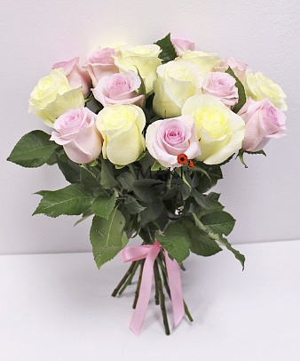 Букет из 15 бело-розовых роз