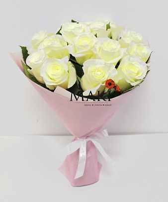 Букет из 15 белоснежных роз в крафт бумаге
